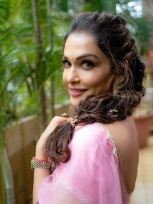 Isha Koppikar Instagram - Wearing calm like a saree—light, flowing, and full of grace 🌷

Stylist- @parikshaat 
Saree- @the_hem_story 
Jewellery- @gehnajewellers1
Hair Accessories- @raabtabyrahul 
Hair- @shabnam_azmi 
Makeup- @satyamakeupartist9 

#pastelperfection #indianvibes #elegancepersonified #sareestories