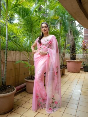 Isha Koppikar Instagram - Wearing calm like a saree—light, flowing, and full of grace 🌷

Stylist- @parikshaat 
Saree- @the_hem_story 
Jewellery- @gehnajewellers1
Hair Accessories- @raabtabyrahul 
Hair- @shabnam_azmi 
Makeup- @satyamakeupartist9 

#pastelperfection #indianvibes #elegancepersonified #sareestories