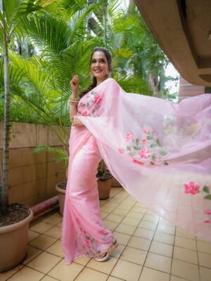 Isha Koppikar Instagram - Wearing calm like a saree—light, flowing, and full of grace 🌷

Stylist- @parikshaat 
Saree- @the_hem_story 
Jewellery- @gehnajewellers1
Hair Accessories- @raabtabyrahul 
Hair- @shabnam_azmi 
Makeup- @satyamakeupartist9 

#pastelperfection #indianvibes #elegancepersonified #sareestories