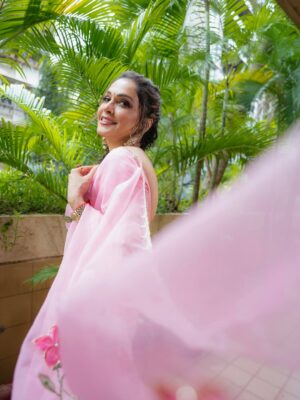 Isha Koppikar Instagram - Wearing calm like a saree—light, flowing, and full of grace 🌷

Stylist- @parikshaat 
Saree- @the_hem_story 
Jewellery- @gehnajewellers1
Hair Accessories- @raabtabyrahul 
Hair- @shabnam_azmi 
Makeup- @satyamakeupartist9 

#pastelperfection #indianvibes #elegancepersonified #sareestories