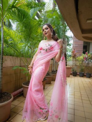 Isha Koppikar Instagram - Wearing calm like a saree—light, flowing, and full of grace 🌷

Stylist- @parikshaat 
Saree- @the_hem_story 
Jewellery- @gehnajewellers1
Hair Accessories- @raabtabyrahul 
Hair- @shabnam_azmi 
Makeup- @satyamakeupartist9 

#pastelperfection #indianvibes #elegancepersonified #sareestories