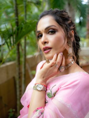Isha Koppikar Instagram - Wearing calm like a saree—light, flowing, and full of grace 🌷

Stylist- @parikshaat 
Saree- @the_hem_story 
Jewellery- @gehnajewellers1
Hair Accessories- @raabtabyrahul 
Hair- @shabnam_azmi 
Makeup- @satyamakeupartist9 

#pastelperfection #indianvibes #elegancepersonified #sareestories
