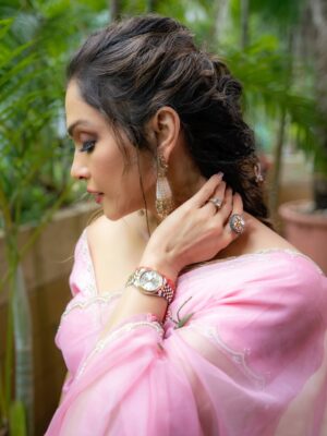 Isha Koppikar Instagram - Wearing calm like a saree—light, flowing, and full of grace 🌷

Stylist- @parikshaat 
Saree- @the_hem_story 
Jewellery- @gehnajewellers1
Hair Accessories- @raabtabyrahul 
Hair- @shabnam_azmi 
Makeup- @satyamakeupartist9 

#pastelperfection #indianvibes #elegancepersonified #sareestories
