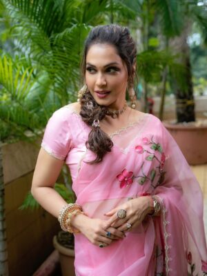 Isha Koppikar Instagram - Wearing calm like a saree—light, flowing, and full of grace 🌷

Stylist- @parikshaat 
Saree- @the_hem_story 
Jewellery- @gehnajewellers1
Hair Accessories- @raabtabyrahul 
Hair- @shabnam_azmi 
Makeup- @satyamakeupartist9 

#pastelperfection #indianvibes #elegancepersonified #sareestories