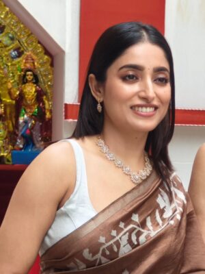 Ishaa Saha Instagram - Puja scenes. Saree scenes.