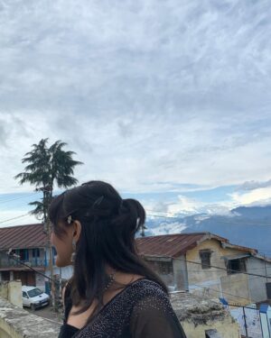 Ishika bisht Instagram - Himalaya 🗻
.
.
.
.
#paurigarhwal #dehradun #uttarakhand #himalayan #picoftheday #photography #photooftheday #blacksaree #mountains #pauri #chaukhamba #nandadevi