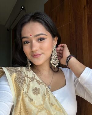 Ishika bisht Instagram - ahh this look <3 🍂🤍 ( i love it )
.
.
.
#southindianlook #ishikafam #ishikains #ishikabuddies #explore #explorepage #instadaily #postoftheday #picoftheday #ishikabisht