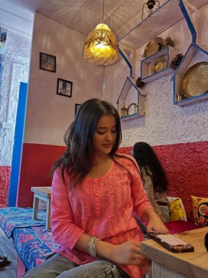 Ishika bisht Instagram - i think this colour suits me 🎀🌷
.
.
.
.
.
.
.
.
.
#pinkaesthetics #aesthetics #pahadi #pahadikitchen #restro #picoftheday #traditional
