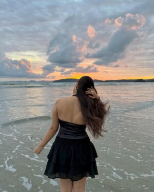Ishita Instagram - Sunset behind me, magic within me ☀️🧡

[krabi , Krabi outfits , beach outfits , beach ootd , ootd , beach fashion , fashion , fashion influencer ]