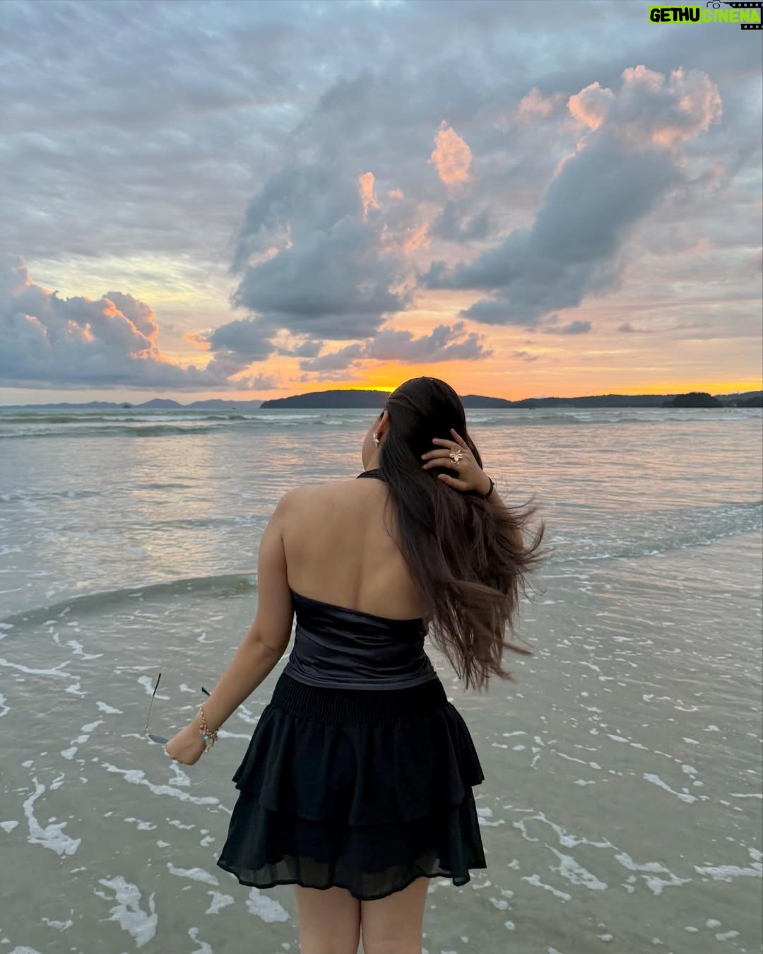 Ishita - 3.7K Likes - Sunset behind me, magic within me ☀️🧡

[krabi , Krabi outfits , beach outfits , beach ootd , ootd , beach fashion , fashion , fashion influencer ]