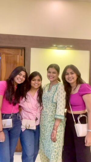 Ishita Instagram - I feel so grateful 🧿❤️

[wedding , wedding surprise , best friends surprise, surprise , surprise plans ]