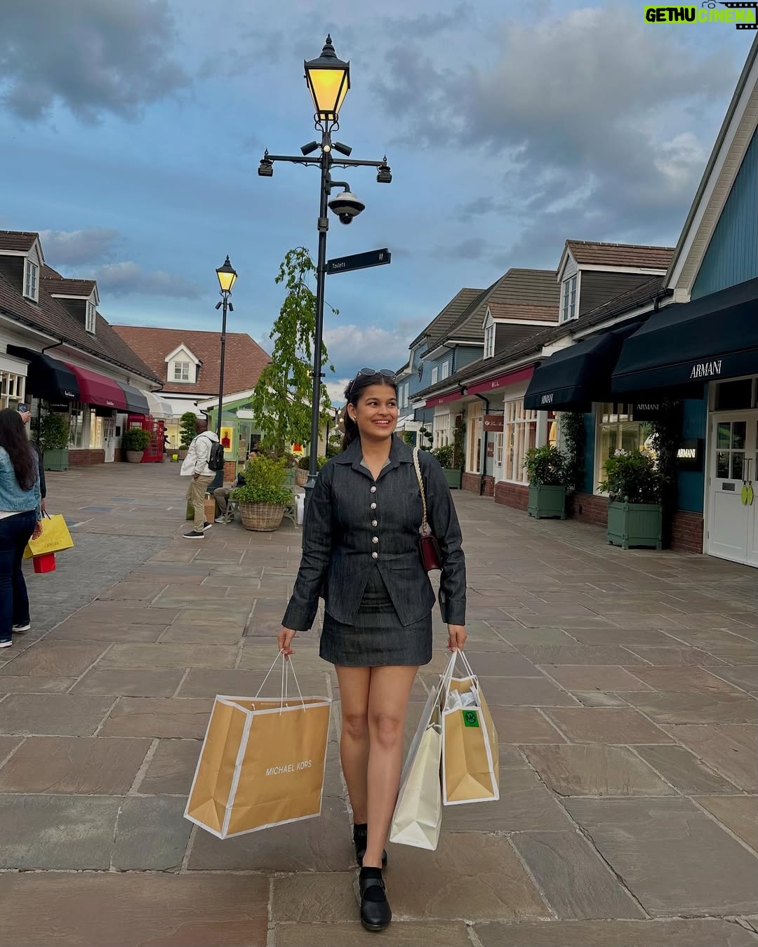 Ishita - 3.8K Likes - Manifested it, worked for it, grateful for it 🧿🤍