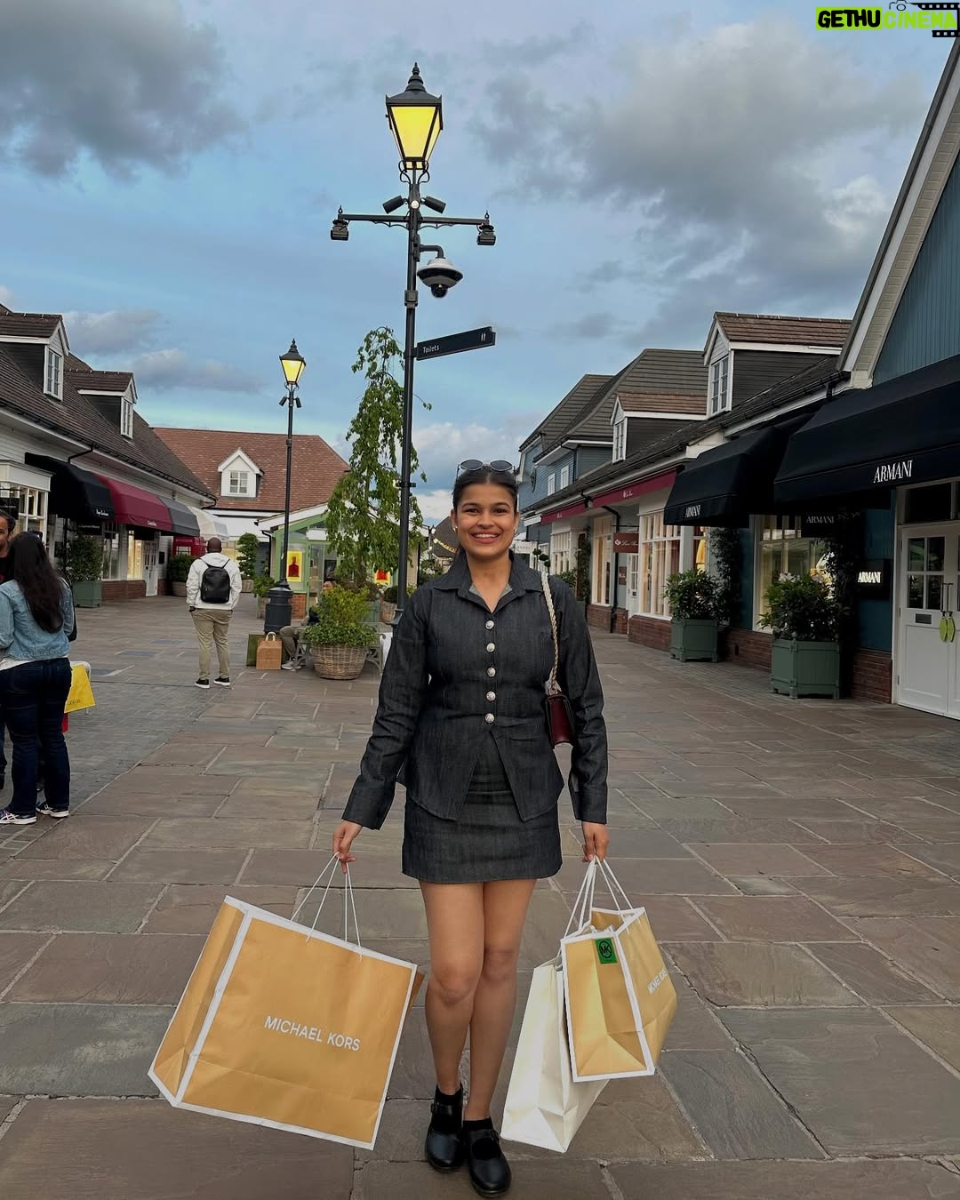 Ishita - 3.8K Likes - Manifested it, worked for it, grateful for it 🧿🤍