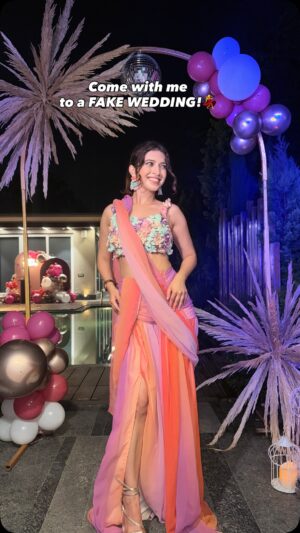 Ishita Anand Instagram - When your gurlll @saanyaakhatterr is the biggest Akshay Kumar fan… she doesn’t just cut cake, she throws herself a fake wedding birthday party 🤵🏻💍😂
Such a blast - dhol, drama, dance, sab kuch!💃

Wearing floral embroidered saree by @saanjhbylea 

[sundowner wedding, fake wedding, birthday party, akshay kumar fan, indian bridesmaid, bridesmaid look, pastel saree, floral saree, wedding chic, indian glam, get ready with me, indian party outfit, baraat glam, festive look, desi glam, shaadi season, wedding guest look, wedding season, bridesmaid look] #fakewedding #skak #weddingbells #varmala #couplegoals