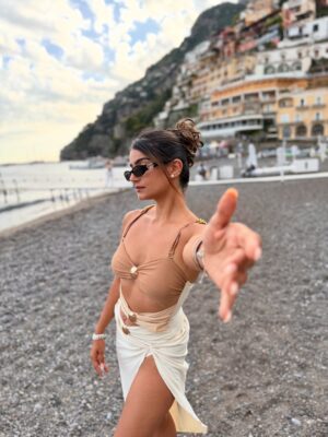 Ishita Arora Instagram - What pose & tan stands for in positano^
Monokini set from @adderyfashionhouse❤️