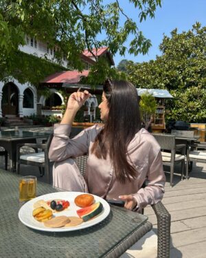 Ishita Arora Instagram - Sunny side up 🍳🌞
.
.
Breakfast with a view at the most beautiful @thenainiretreatnainital ♥️