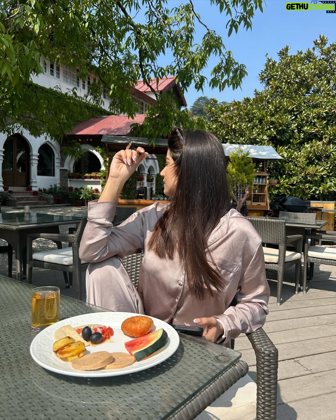 Ishita Arora - 16.7K Likes - Sunny side up 🍳🌞
.
.
Breakfast with a view at the most beautiful @thenainiretreatnainital ♥️