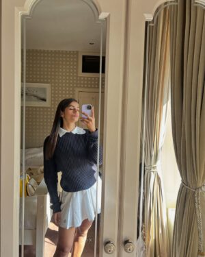 Ishita Arora Instagram - Old s(cool) girl 🎓📕
