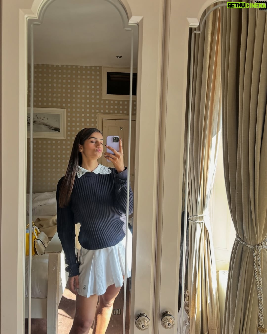Ishita Arora - 3K Likes - Old s(cool) girl 🎓📕