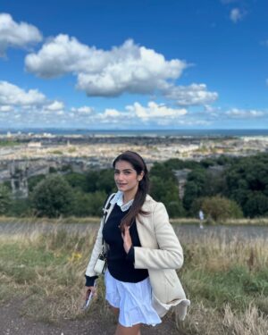 Ishita Arora Instagram - Old s(cool) girl 🎓📕