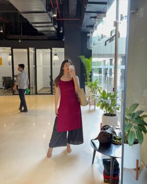Ishita Arora Instagram - ‘Desi’ me corporating, they likin’ 👀
Petition to make the nine days of Navratri an official holiday💻🥲