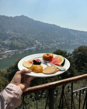 Ishita Arora Instagram - Sunny side up 🍳🌞
.
.
Breakfast with a view at the most beautiful @thenainiretreatnainital ♥️