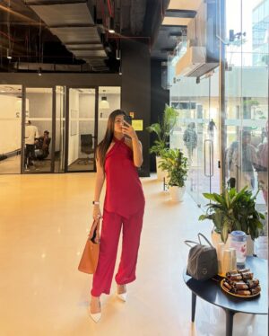 Ishita Arora Instagram - ‘Desi’ me corporating, they likin’ 👀
Petition to make the nine days of Navratri an official holiday💻🥲