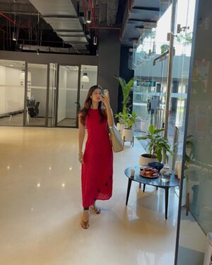 Ishita Arora Instagram - ‘Desi’ me corporating, they likin’ 👀
Petition to make the nine days of Navratri an official holiday💻🥲