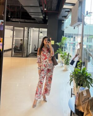 Ishita Arora Instagram - ‘Desi’ me corporating, they likin’ 👀
Petition to make the nine days of Navratri an official holiday💻🥲
