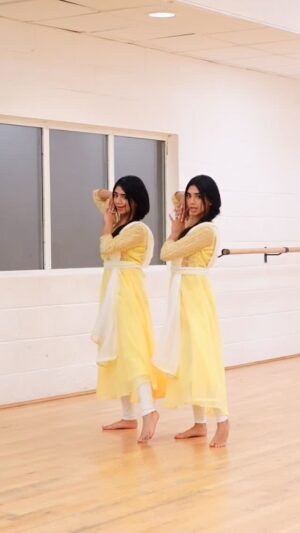 Ishveen Gulati Instagram - Manwa Lage💛
#teamvleenam #mirrortwins #twins #twin ✨