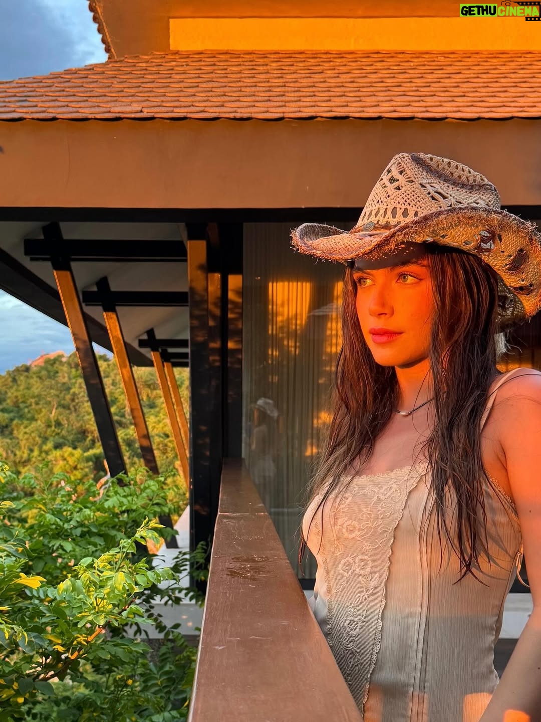 Isidora Vives - 169.7K Likes - atardeceres y alguien especiaall✨