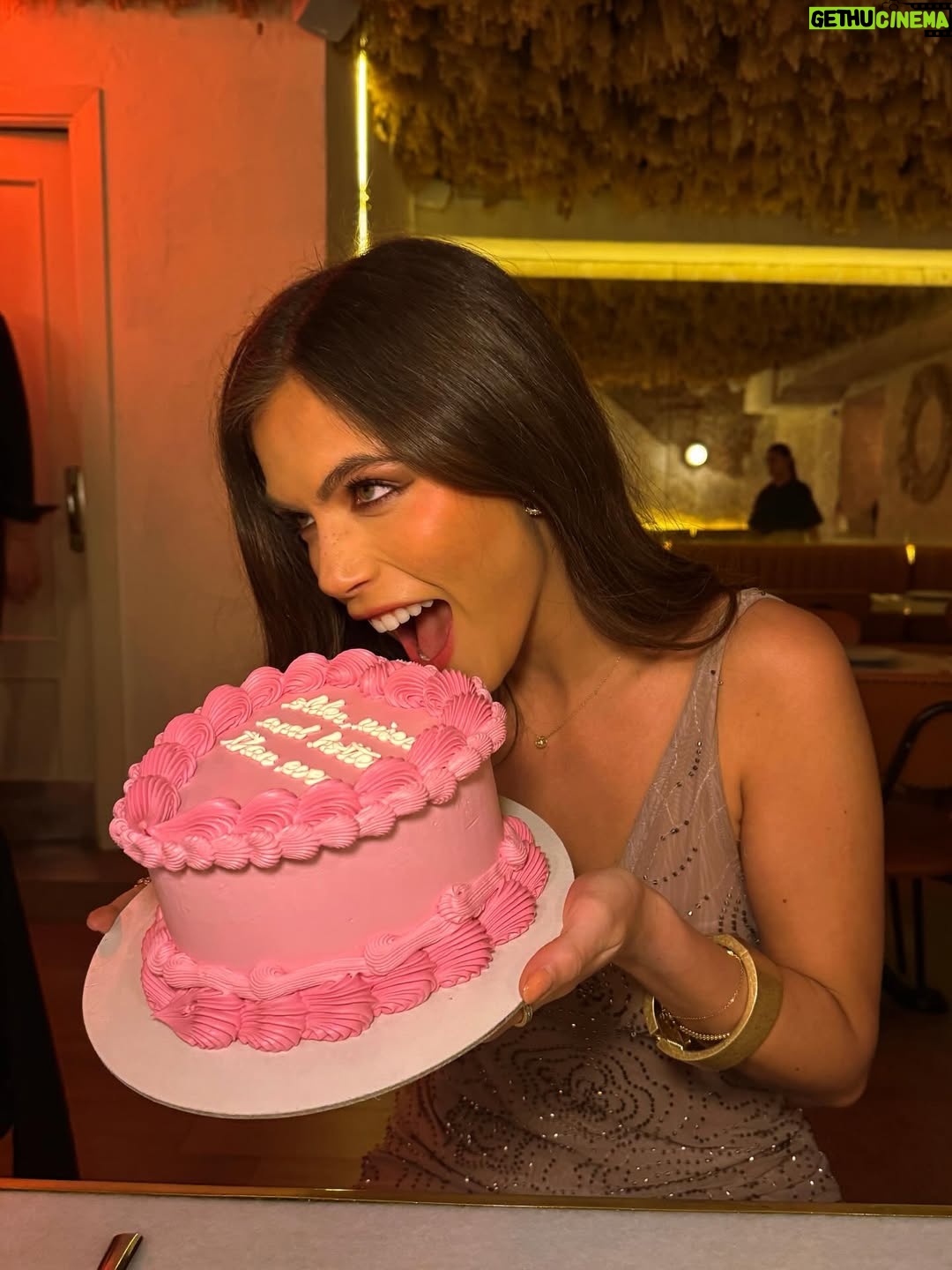 Isidora Vives - 123.7K Likes - 23 años de puro corazón🎈
amante de la vida, de eso se trata.
Gracias por todo❤️