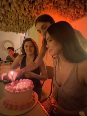 Isidora Vives Instagram - 23 años de puro corazón🎈
amante de la vida, de eso se trata.
Gracias por todo❤️
