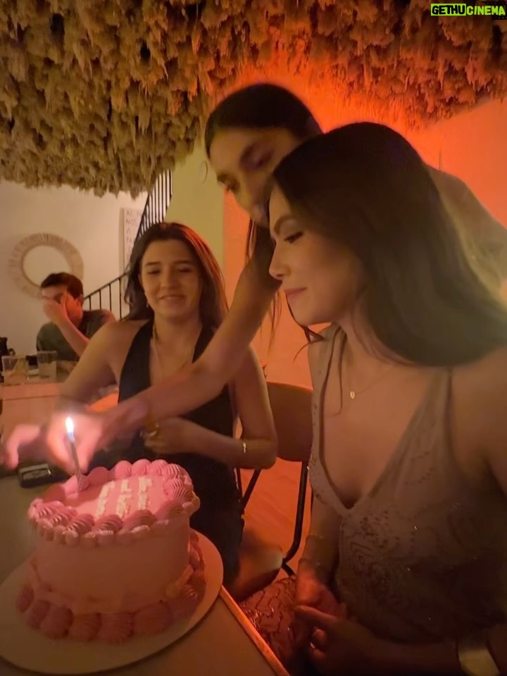 Isidora Vives - 123.7K Likes - 23 años de puro corazón🎈
amante de la vida, de eso se trata.
Gracias por todo❤️