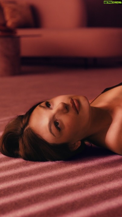 Isis Valverde - 3.7K Likes - Quando @isisvalverde e a potência de Nativa Spa Orquidea Lumière se encontram, o resultado é um glow incomparável ✨

Confira um pouquinho dos bastidores que apresentam Nativa Spa Orquidea Lumière, a nova linha patrocinadora oficial do glow da pele.

#GlowNativaSpa #PeleNativaSpa 

#ParaTodosVerem Conteúdo de making off que começa com a atriz olhando para a câmera. Em seguida, cortes rápidos mostram uma arara com roupas, opções variadas de sapatos, Isis aplicando os produtos em si mesma e acenando para a câmera. Os cortes seguem dinâmicos entre cenas de bastidores da gravação do filme, retoque do produto, equipe de filmagem, maquiagem e fotos.