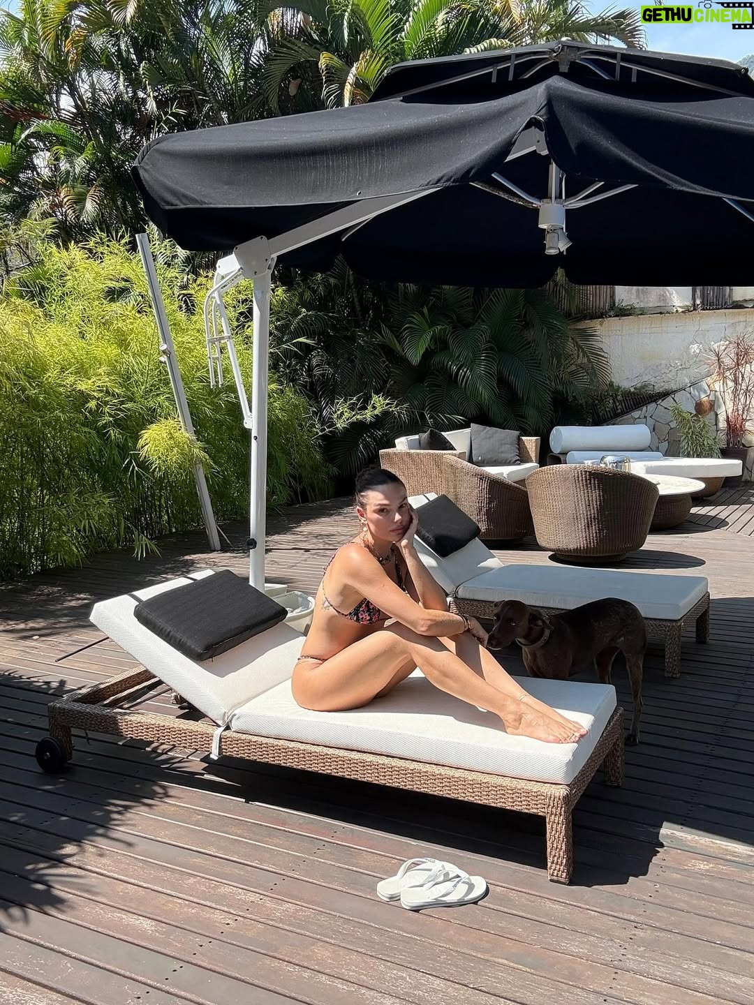 Isis Valverde - 32K Likes - faz calor no rio de janeiro 🤍
