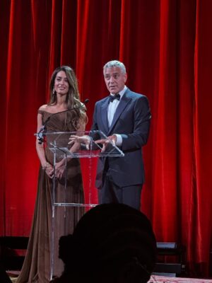Isla Fisher Instagram - Named for anti-apartheid hero Justice Albie Sachs, The ALBIES honor those who keep the flame of justice alive. This year’s honorees—Fatou Baldeh, José Rubén Zamora, Marty Baron, Melinda French Gates, and Darren Walker—remind us that bravery and empathy still shape our world. Humbled to witness it. George and Amal Clooney.... giving us hope ❤️