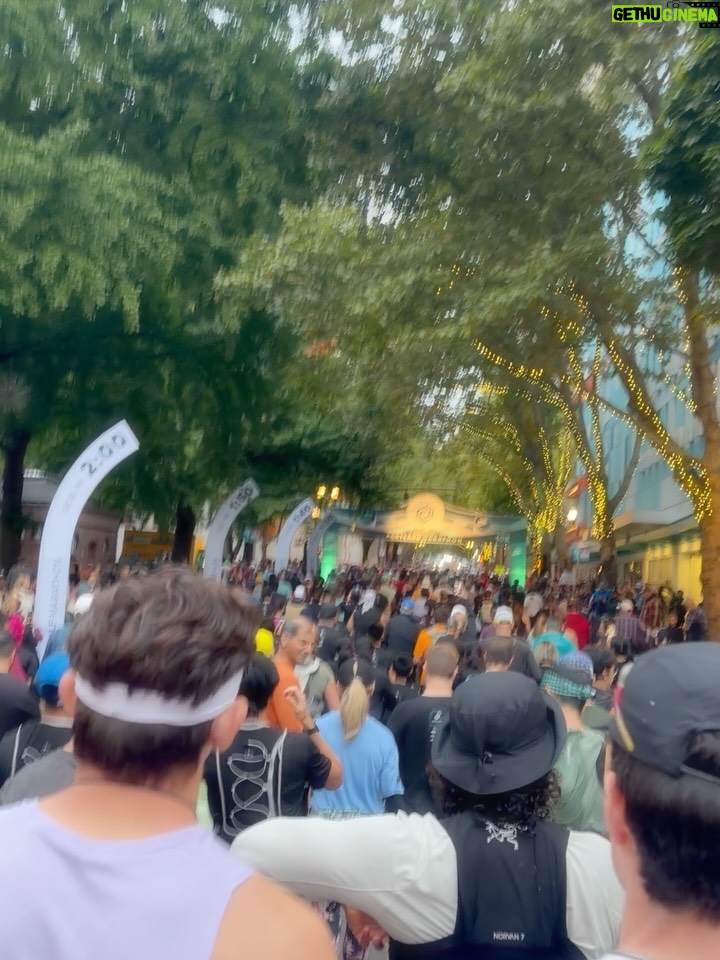 Issa Rae - 316.8K Likes - went to Portland to run a marathon🏃🏾‍♀️🏁
—
(to my girl who asked for a picture right after, i’m so sorry. I was very in pain and very ugly. thank you for understanding)
((thank you to @justaba for inspiring me))
(((thank you to my man 🥰)))