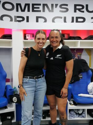 Jacinda Ardern Instagram - When @porshwoodman’s the one doing the fan-girling 🤣

Awesome to have @jacindaardern and her whānau back in the stands supporting us at another Rugby World Cup. Kiwi connections while on the road, always making us feel a little closer to home 🖤

#RWC2025 | #LetsGoAgain