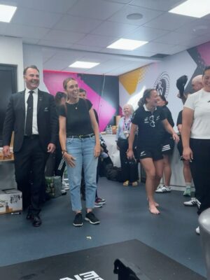 Jacinda Ardern Instagram - When @porshwoodman’s the one doing the fan-girling 🤣

Awesome to have @jacindaardern and her whānau back in the stands supporting us at another Rugby World Cup. Kiwi connections while on the road, always making us feel a little closer to home 🖤

#RWC2025 | #LetsGoAgain