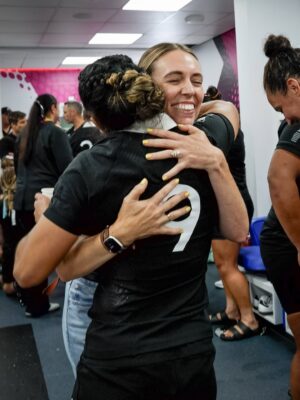 Jacinda Ardern Instagram - When @porshwoodman’s the one doing the fan-girling 🤣

Awesome to have @jacindaardern and her whānau back in the stands supporting us at another Rugby World Cup. Kiwi connections while on the road, always making us feel a little closer to home 🖤

#RWC2025 | #LetsGoAgain