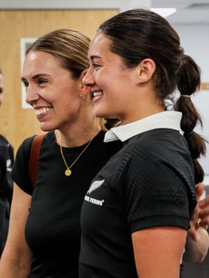 Jacinda Ardern Instagram - When @porshwoodman’s the one doing the fan-girling 🤣

Awesome to have @jacindaardern and her whānau back in the stands supporting us at another Rugby World Cup. Kiwi connections while on the road, always making us feel a little closer to home 🖤

#RWC2025 | #LetsGoAgain