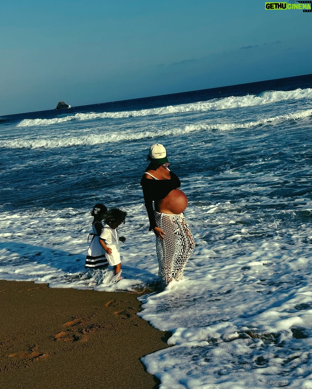 Jackie Cruz - 22.2K Likes - Raising kids on the coast of Oaxaca is like living in paradise… if paradise included tantrums, sand in your underwear, and someone yelling Mamáaaaa!every five minutes.

We’re messy, chaotic, we are rarely on time, always losing our car keys, and yet, somehow, always finding joy.

Between the ocean breeze, the barefoot mornings, and being constantly full of sand, I wouldn’t trade this life for anything.

This Easter, I’m grateful for our loud, sandy, beautiful little tribe and the fact that I got one decent family photo before someone cried.

Feliz Pascua, from our wild beach crew to yours!