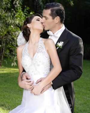 Jacqueline Bracamontes Instagram - Ya son 14 años caminando juntos Memito @mft07 
Gracias por ser el mejor compañero de vida, por todo lo que hemos construido y logrado juntos. Qué regalo tan grande es compartir la vida contigo y ver la familia que hemos formado.
