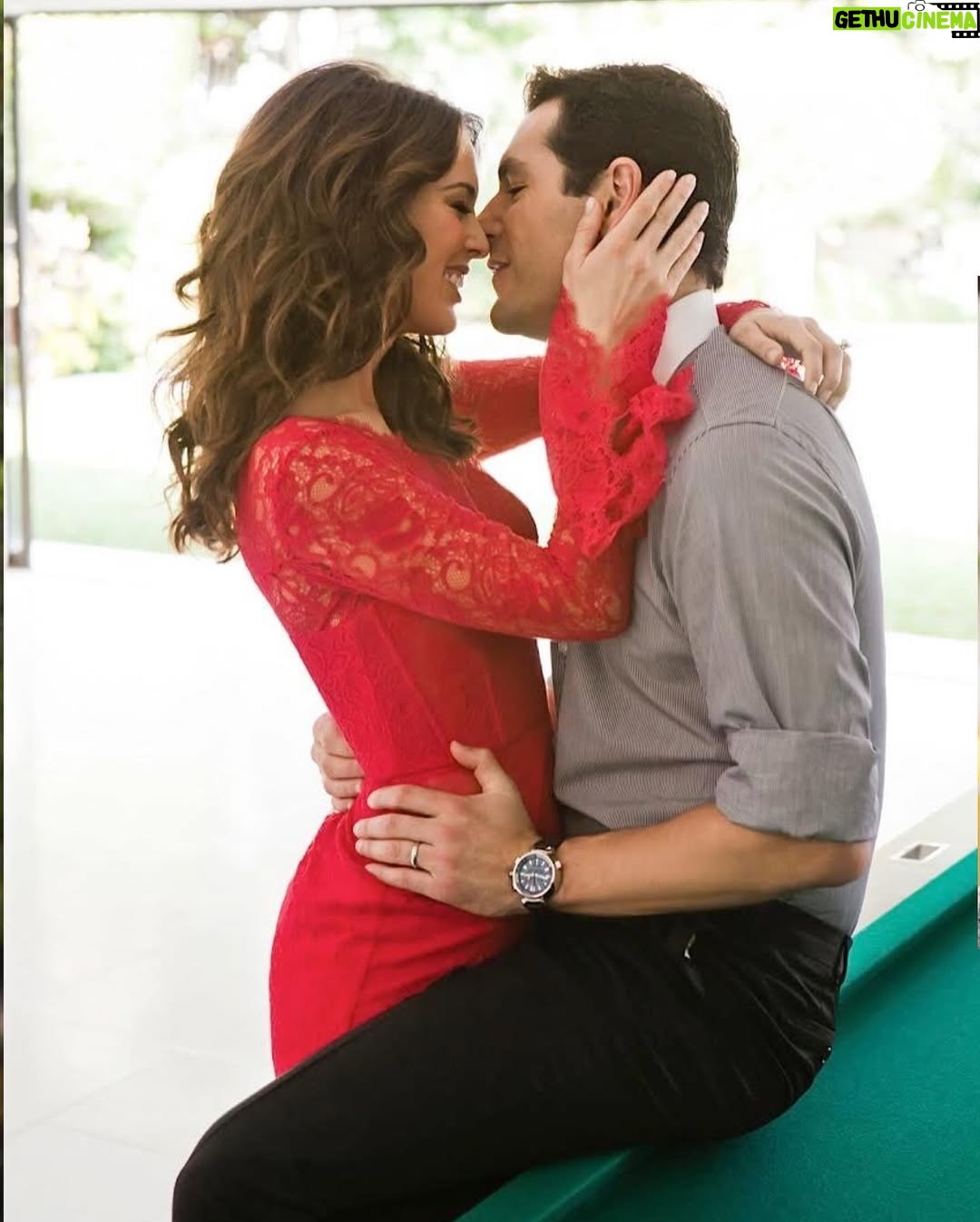 Jacqueline Bracamontes - 117.2K Likes - Ya son 14 años caminando juntos Memito @mft07 
Gracias por ser el mejor compañero de vida, por todo lo que hemos construido y logrado juntos. Qué regalo tan grande es compartir la vida contigo y ver la familia que hemos formado.