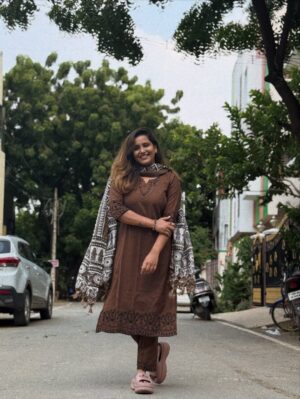 Jacqueline Fernandas Instagram - Being your comfortable you 💛
Dress @aaryes.collection
#happiness #love #dress #comfort