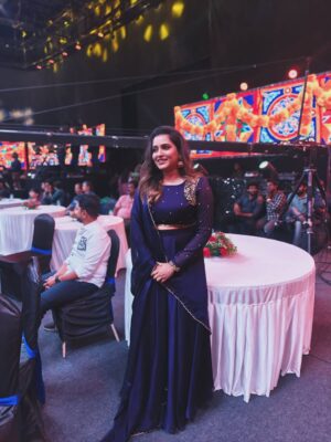 Jacqueline Fernandas Instagram - Beautiful evening with favourite people 🌼
Thank you so much for your beautiful dress @deepoodesigners.in
Makeup @priyaprabu_artistry