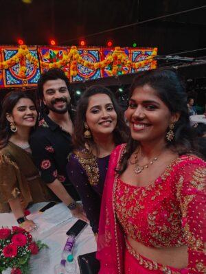 Jacqueline Fernandas Instagram - Beautiful evening with favourite people 🌼
Thank you so much for your beautiful dress @deepoodesigners.in
Makeup @priyaprabu_artistry