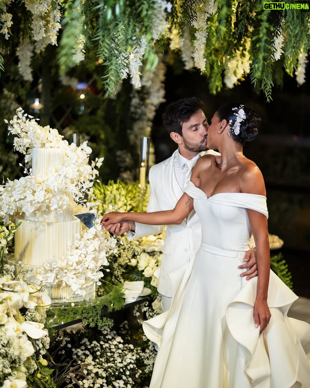 Jakelyne Oliveira - 327.3K Likes - Se deixar eu fico esse restinho de ano postando as fotos do casamento, hahaha. Não me canso de ver e reviver esse dia mágico, perfeito, repleto de amor, felicidade e Deus. 

Ctz o melhor dia das nossas vidas. ✨🥹

#CasamentoMalyne