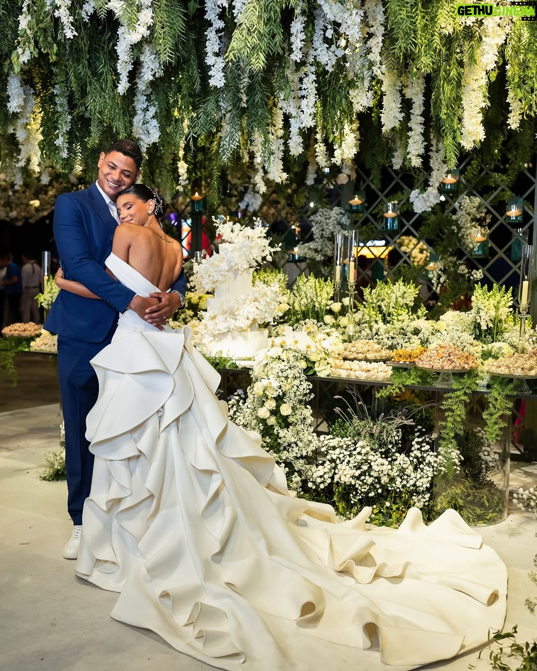 Jakelyne Oliveira - 327.3K Likes - Se deixar eu fico esse restinho de ano postando as fotos do casamento, hahaha. Não me canso de ver e reviver esse dia mágico, perfeito, repleto de amor, felicidade e Deus. 

Ctz o melhor dia das nossas vidas. ✨🥹

#CasamentoMalyne